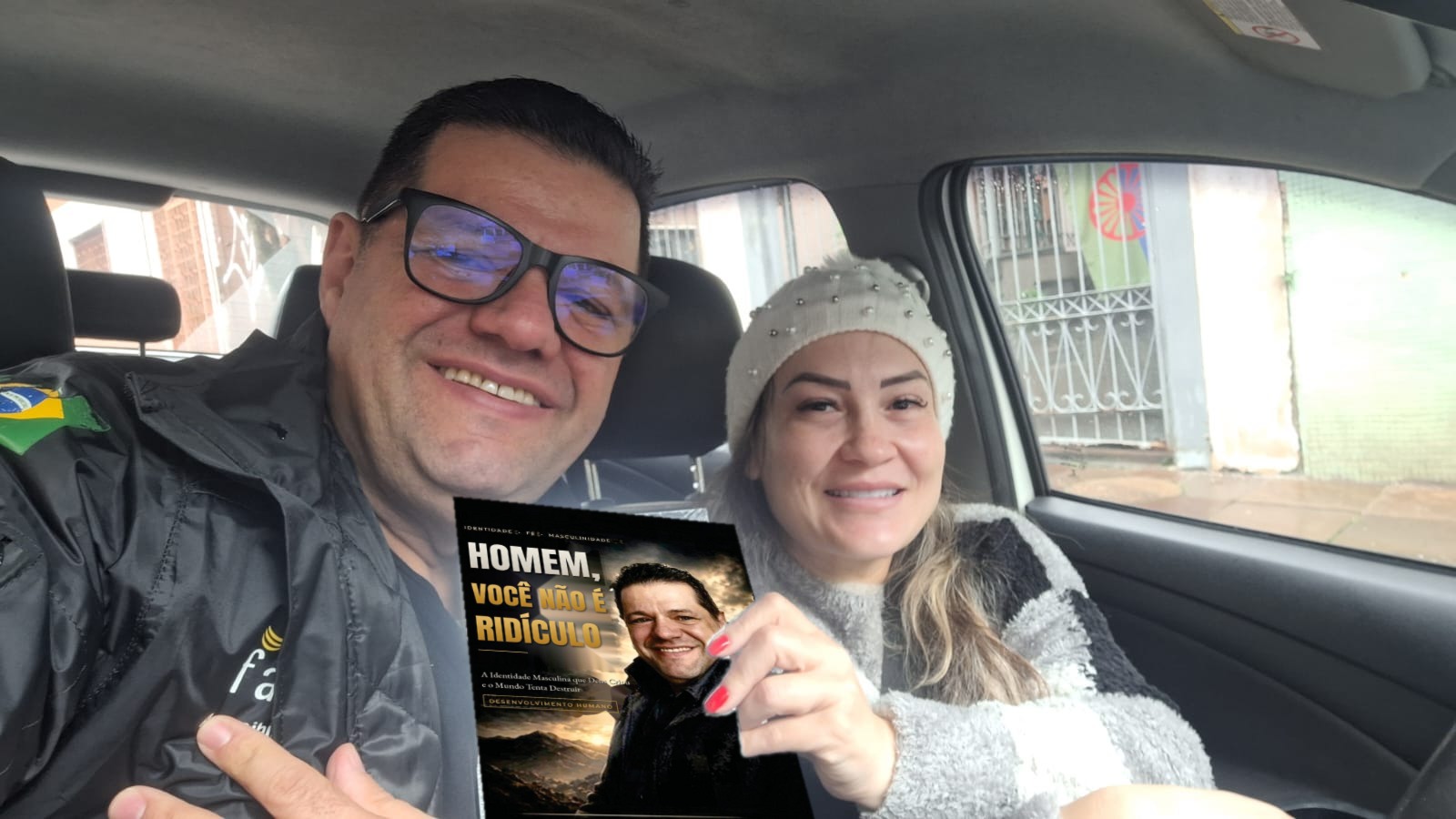 Adm. Romário Cruz com leitor segurando o livro Homem, Você Não É Ridículo