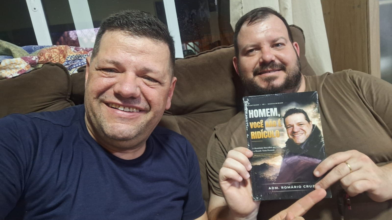 Adm. Romário Cruz com leitores segurando o livro Homem, Você Não É Ridículo
